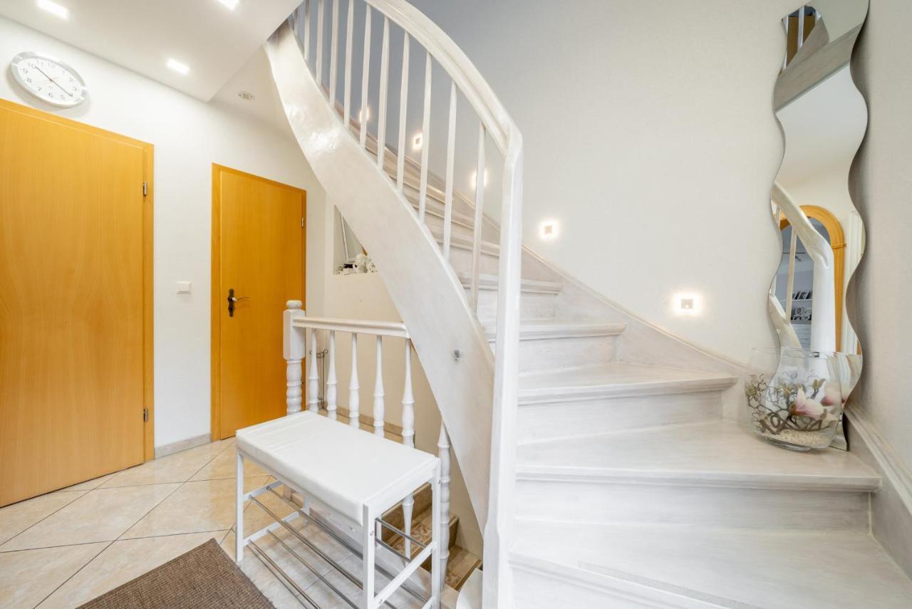 Private Apartment *